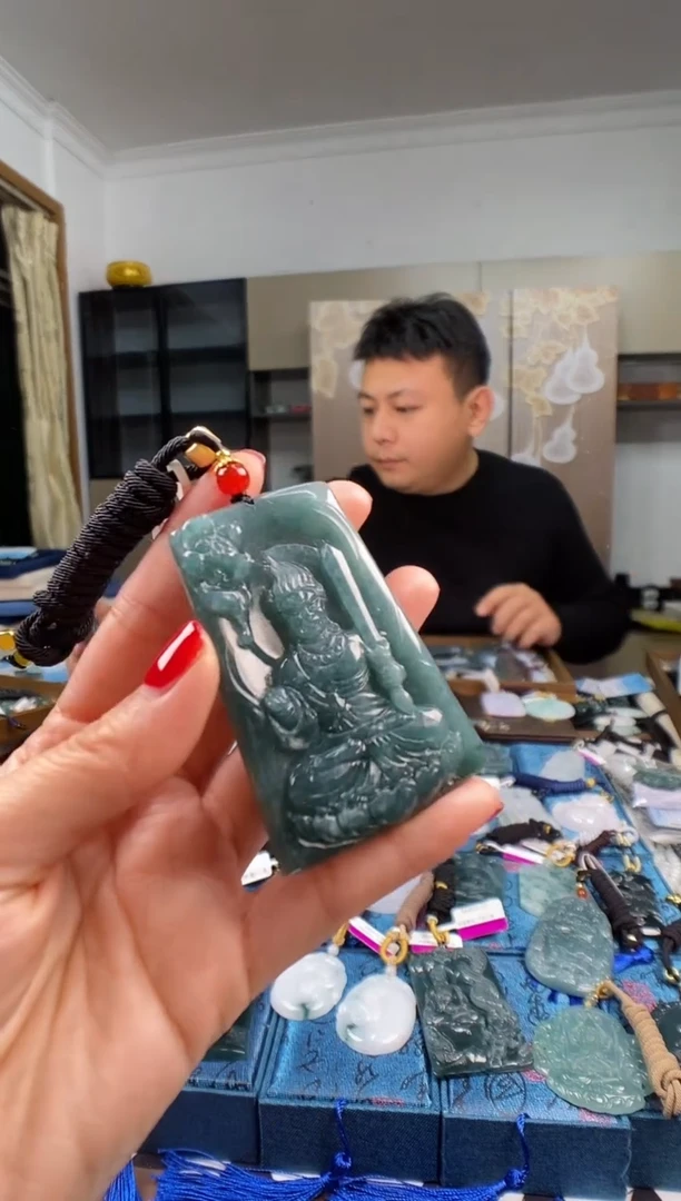 颈饰未镶嵌翡翠 多样性发其一