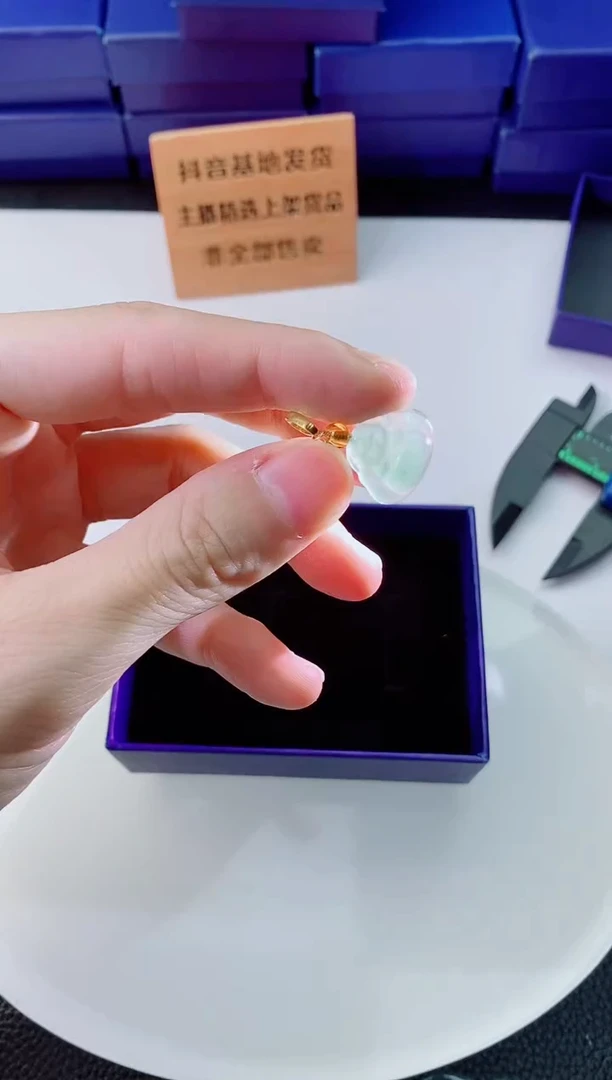 翡翠未镶嵌颈饰     `