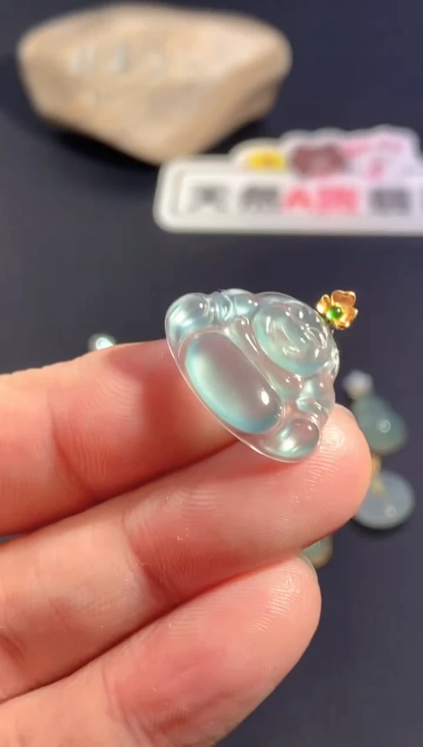 颈饰18K金镶嵌翡翠