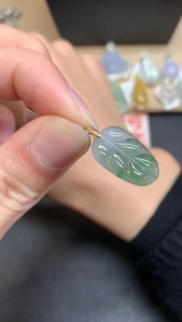 【闪购商品】翡翠颈饰18K金镶嵌叶子【无服务费】