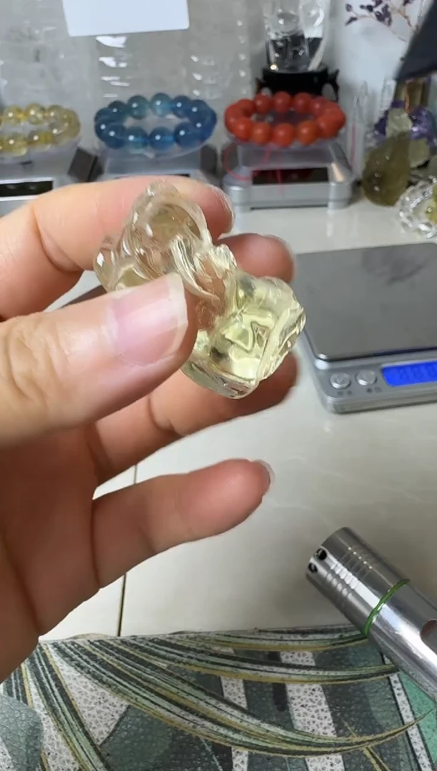 颈饰未镶嵌水晶矿坑