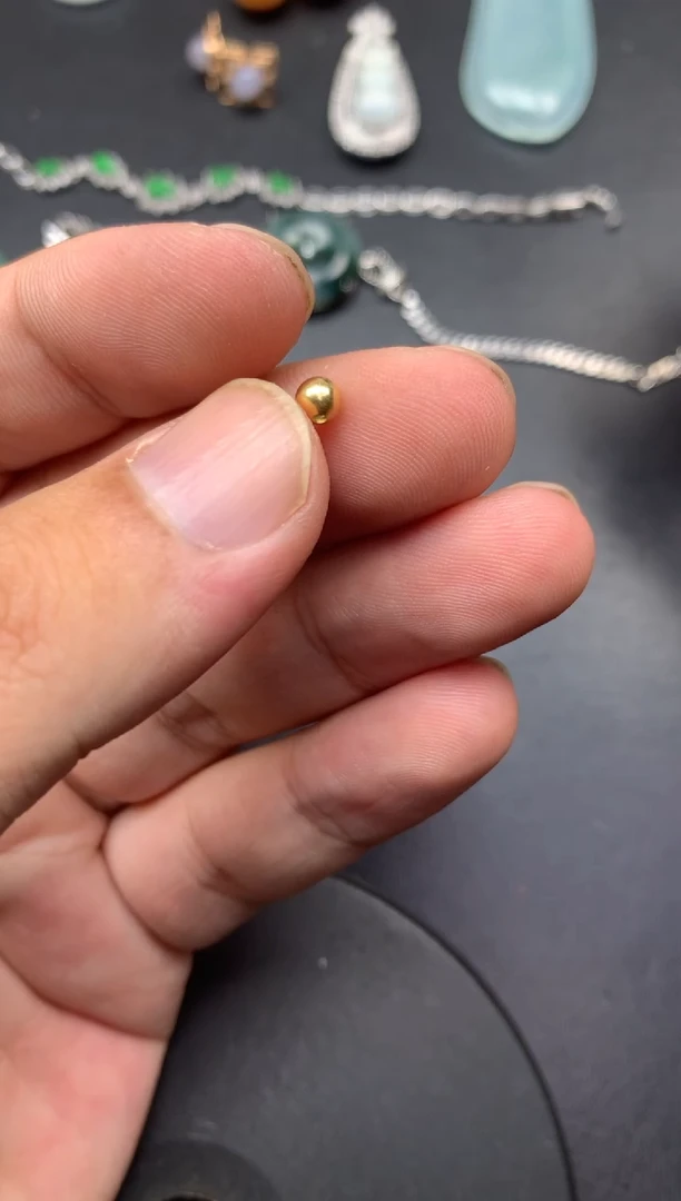 颈饰18K金镶嵌翡翠霸**牛金珠4mm