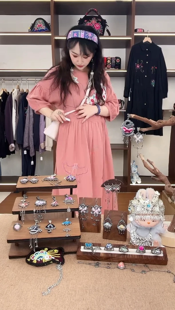 织绣A547黔东南苗族刺绣裙子包包