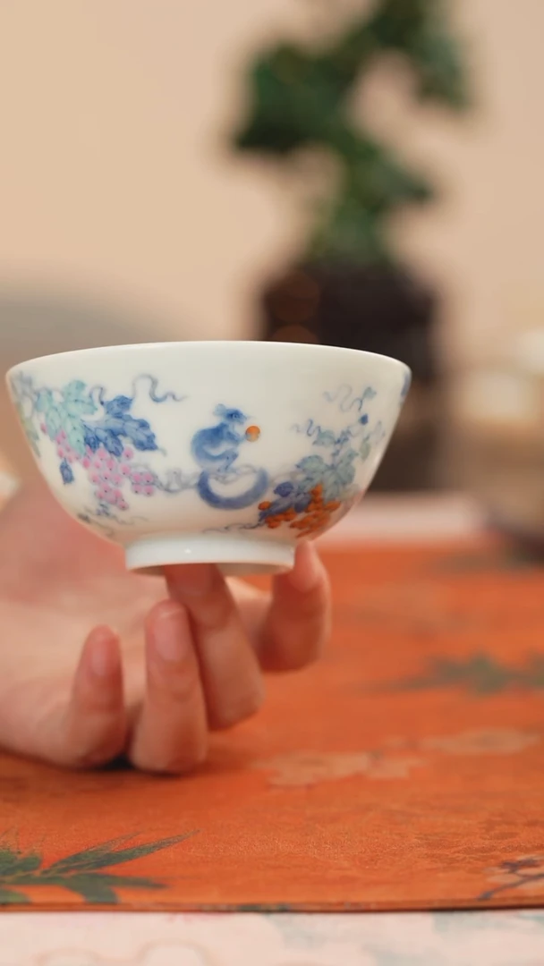 望玉斗彩松鼠葡萄杯