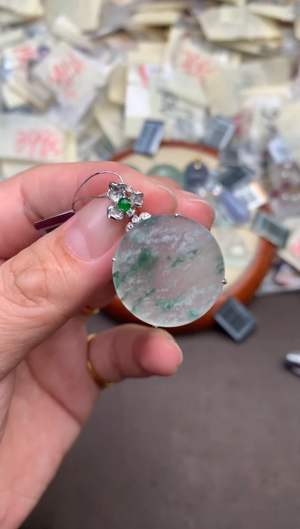 翡翠挂件18K金镶嵌—