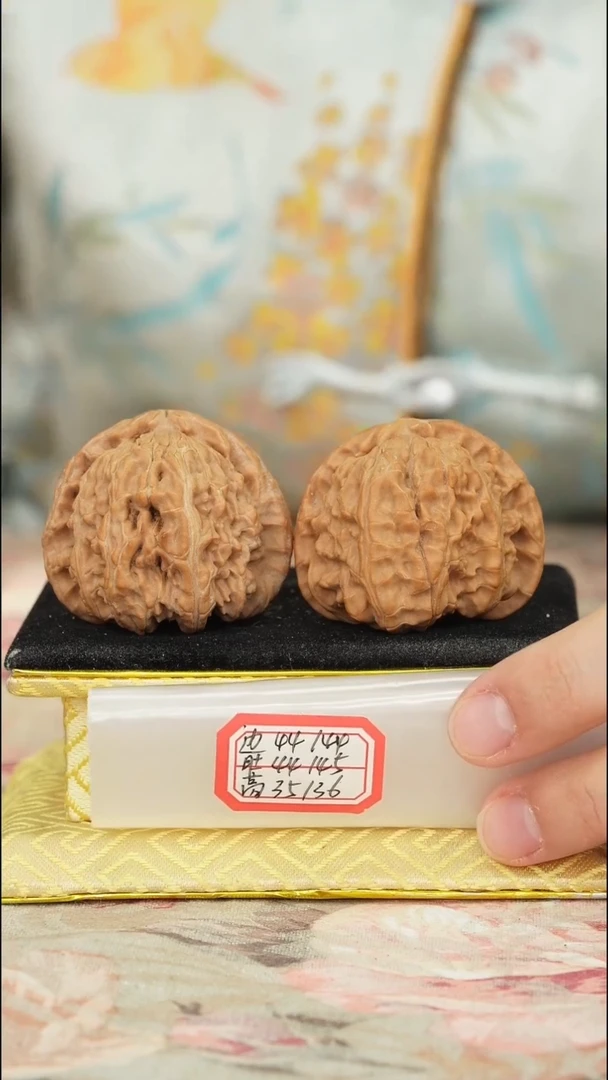 【闪购商品】文玩核桃把件白狮子