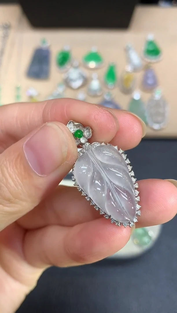 颈饰18K金镶嵌翡翠树叶【无服务费