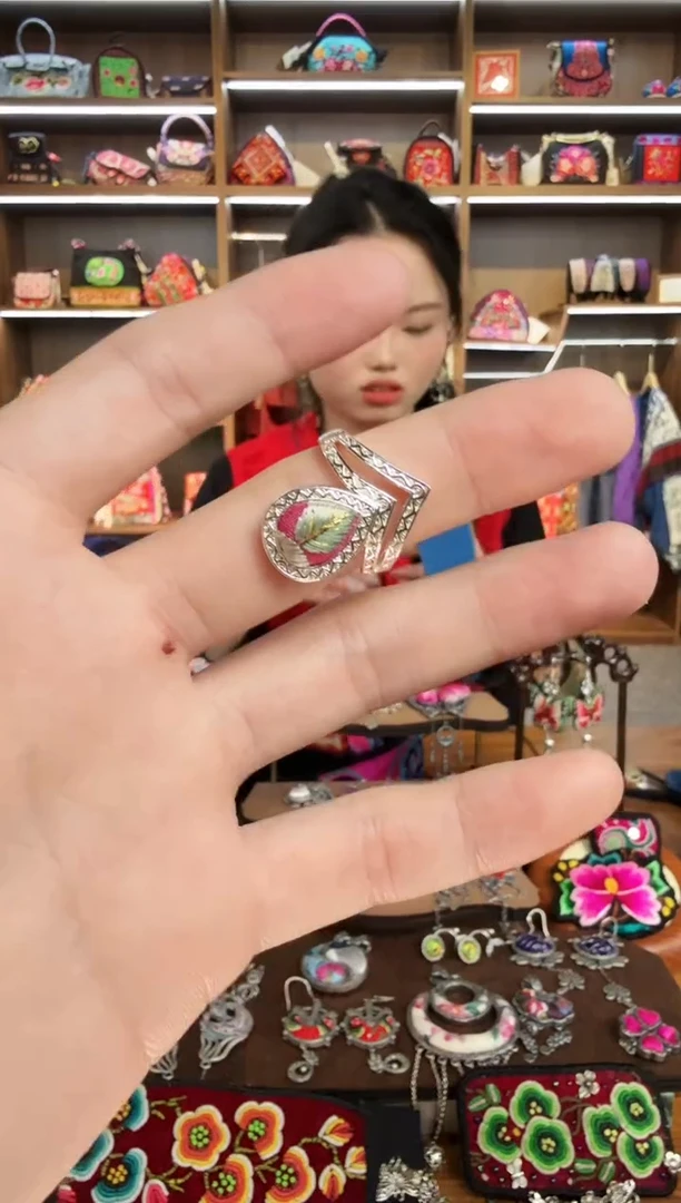 【闪购商品】织绣3蒙阿苏苗绣传承