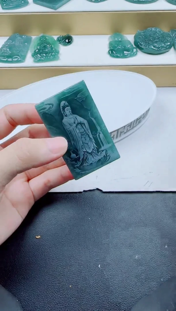 翡翠未镶嵌颈饰方观音