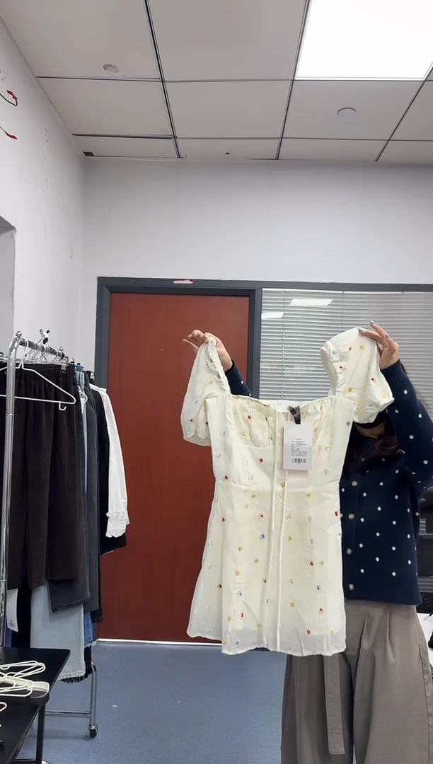 恐龙阿姨闪购商品：刺绣半身裙S码