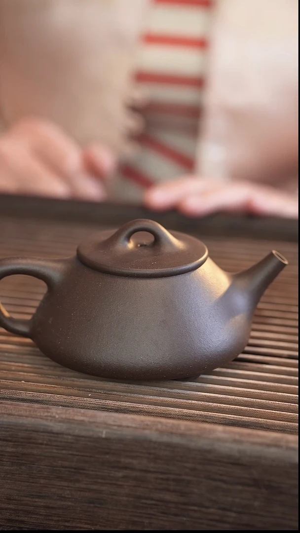 茶壶紫砂石瓢 黑金砂 半手工 180cc
