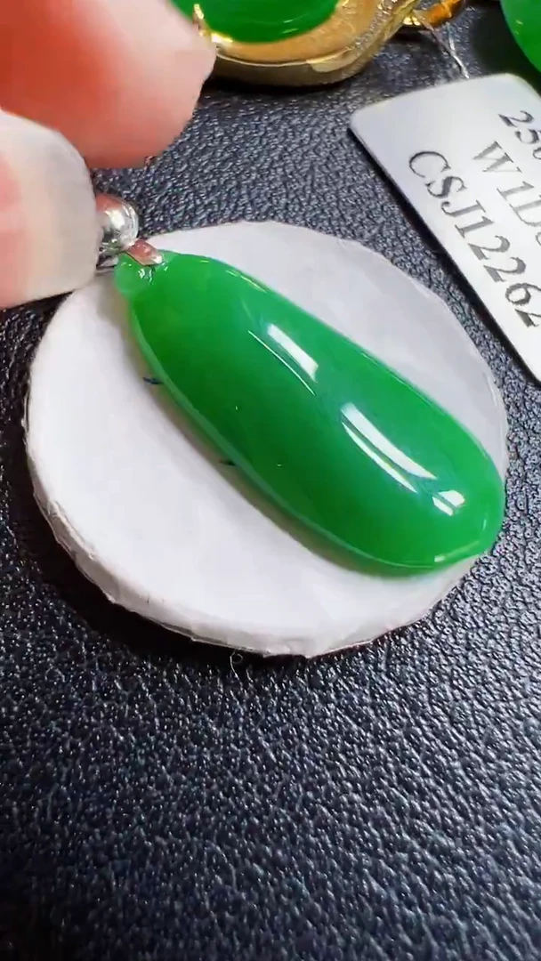 颈饰18K金镶嵌翡翠瓜
