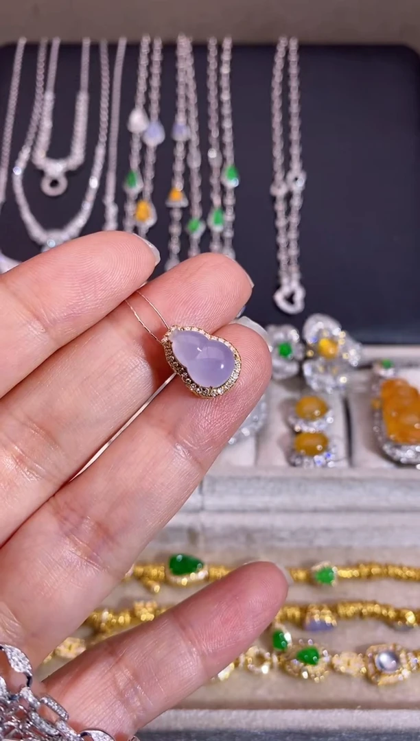 颈饰18K金镶嵌翡翠吊坠