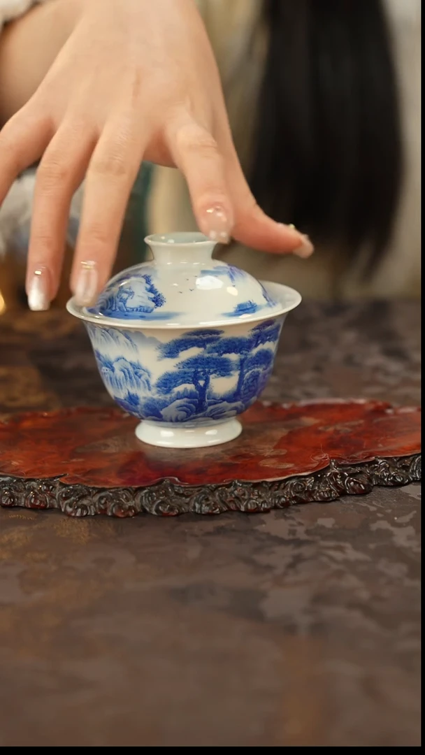 青花手绘山水盖碗