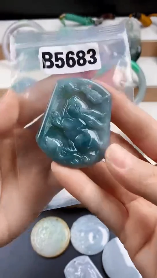 颈饰未镶嵌翡翠天然翡翠吊坠挂件