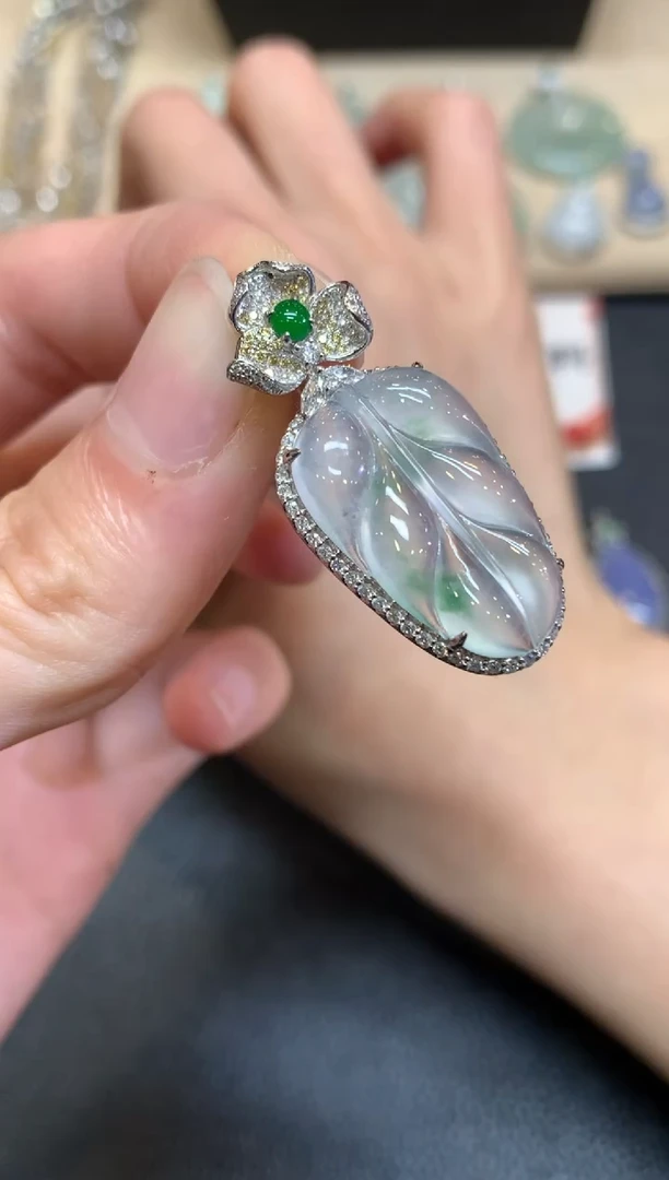 【闪购商品】翡翠颈饰18K金镶嵌叶子【无服务费】