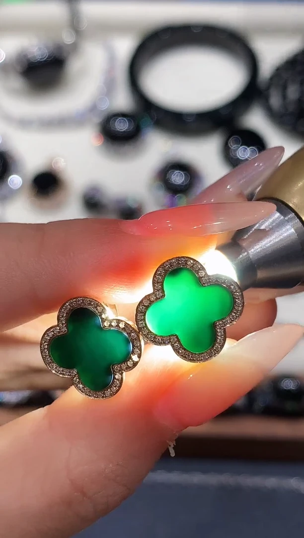 18K金镶嵌翡翠耳饰多样性发其一