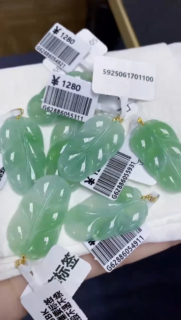 翡翠18K金镶嵌颈饰天然缅甸翡翠A货多样性发其一
