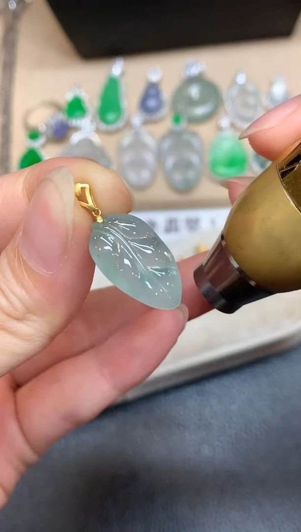 颈饰18K金镶嵌翡翠树叶【无服务费