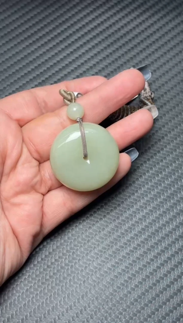 吊坠(赠链)未镶嵌和田玉且末微色差迪克兰二细平安扣