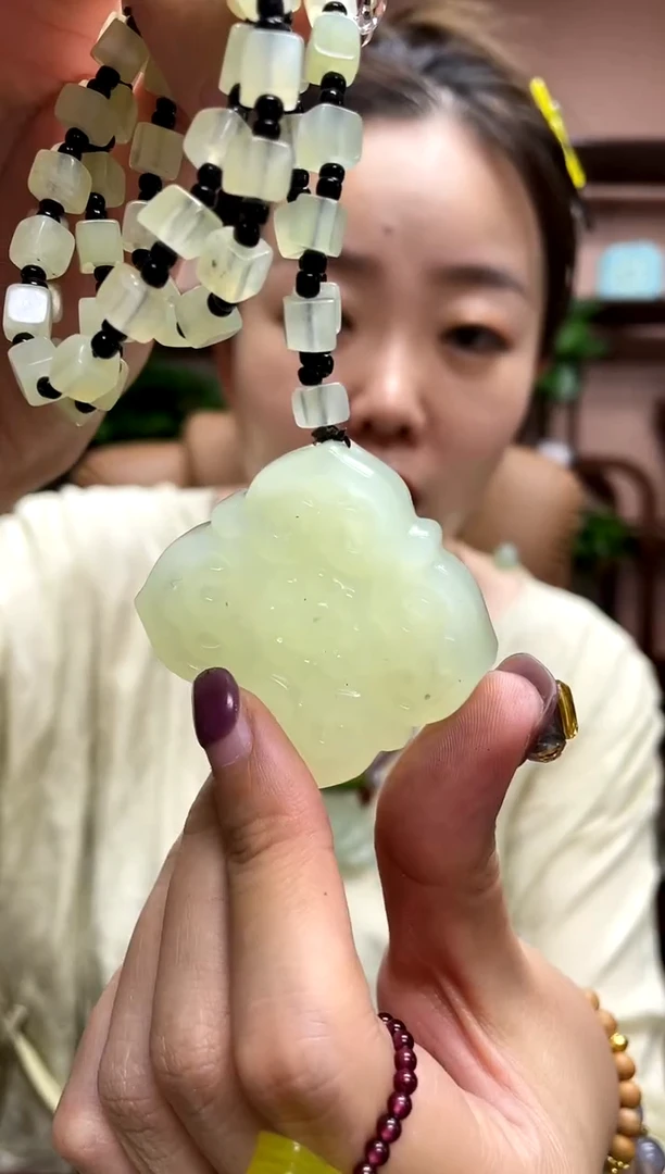岫玉未镶嵌吊坠·