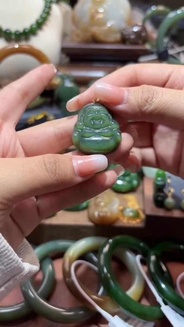 颈饰18K金镶嵌和田玉（碧玉）1