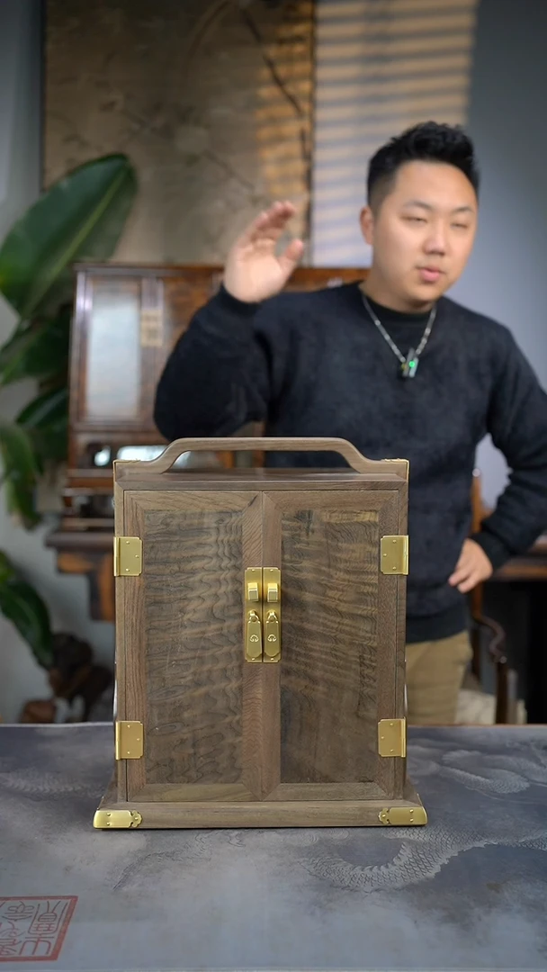 【闪购商品】金丝楠木雕837号阴沉满花纹原木款精工手提箱