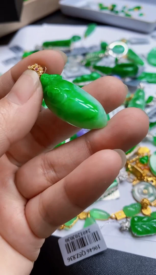 【闪购商品】翡翠颈饰18K金镶嵌吊坠