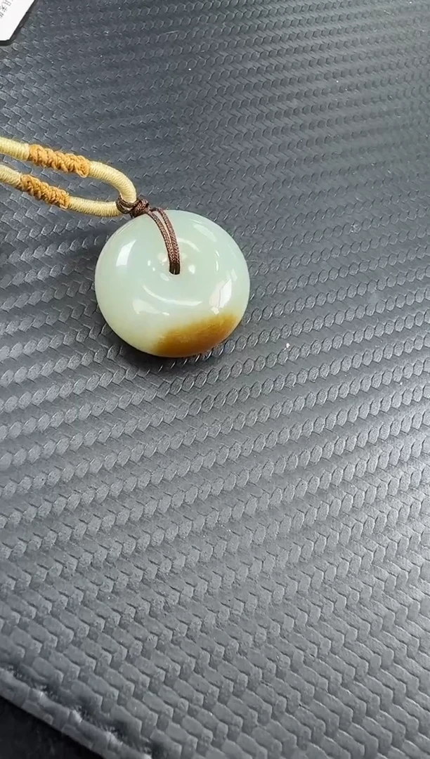 和田玉未镶嵌吊坠(赠链)且末蓝微色差平安扣