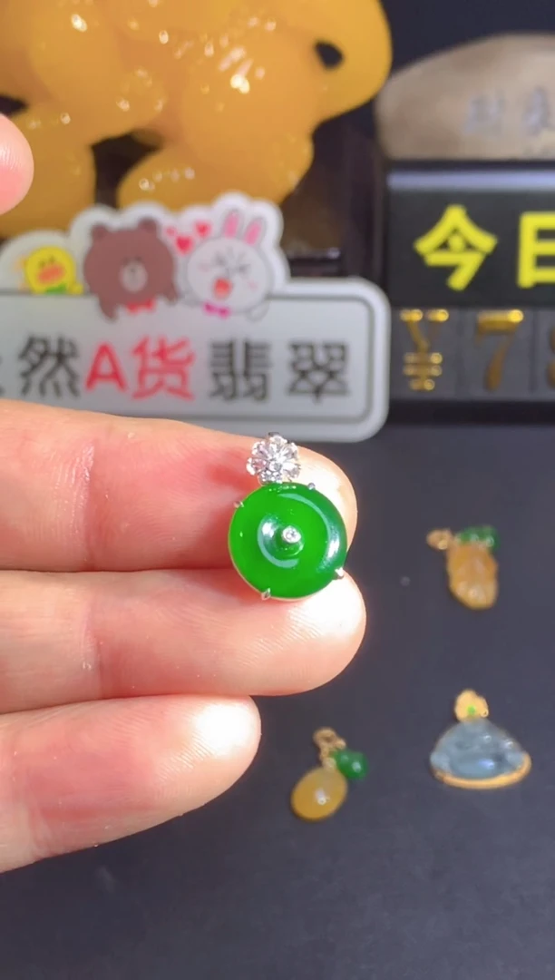 颈饰18K金镶嵌翡翠