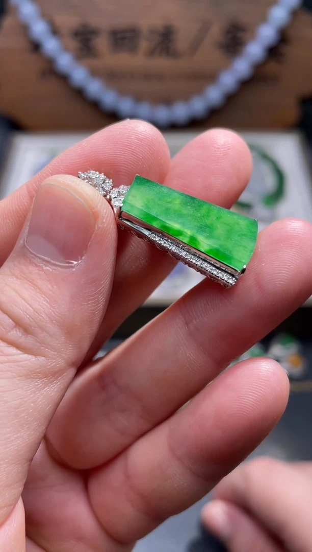 【闪购商品】翡翠颈饰18K金镶嵌8..........