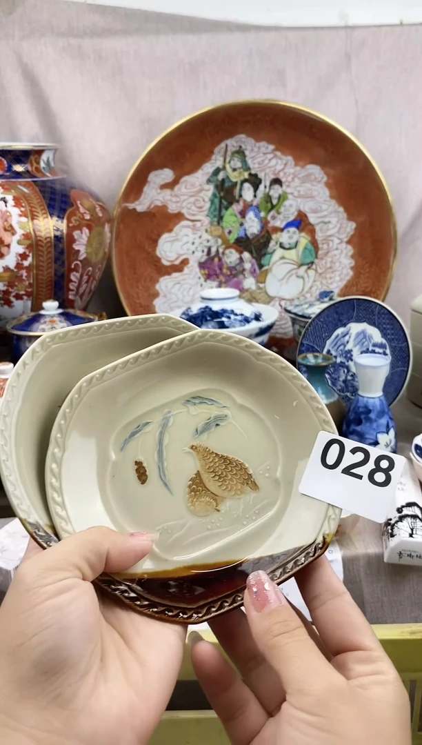 瓷片太****在好看的小瓷器，默认微瑕