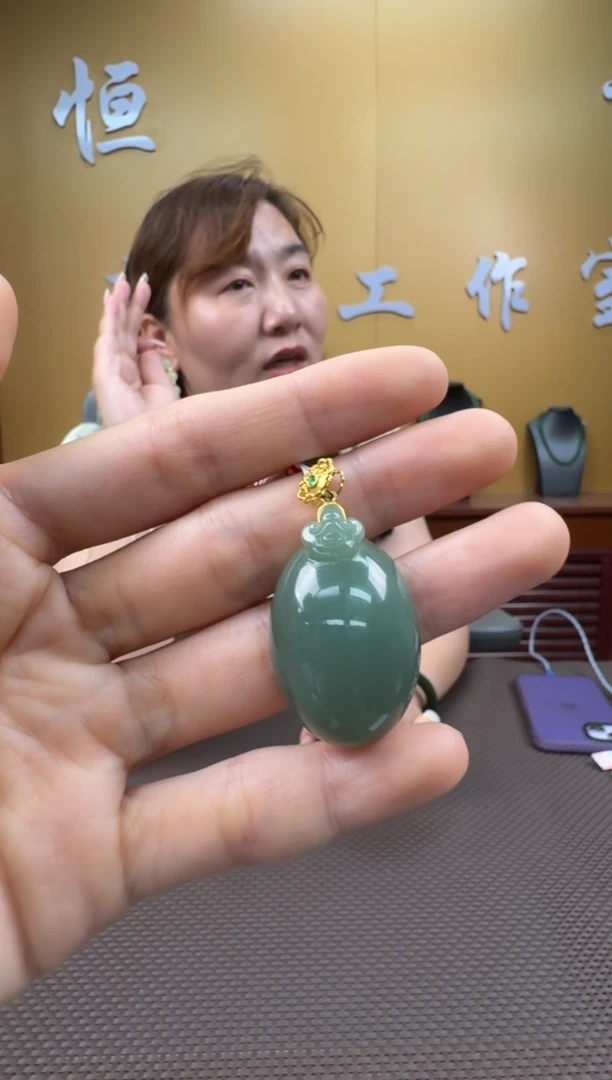 和田玉18K金镶嵌颈饰挂件