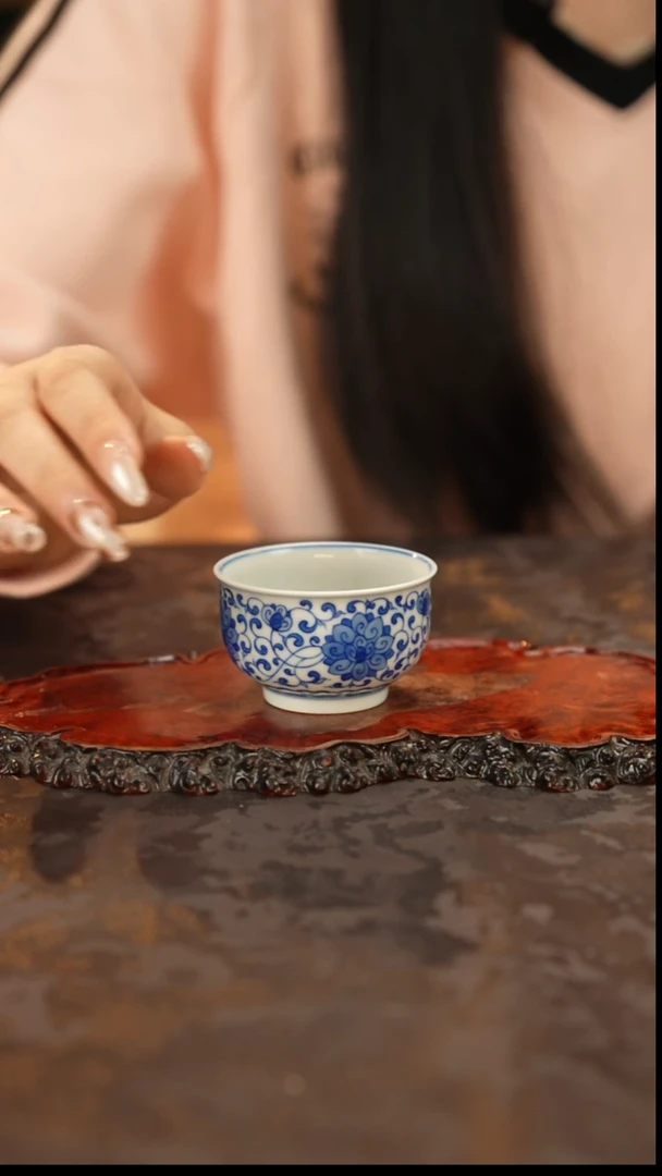 青花手绘缠枝莲主人杯