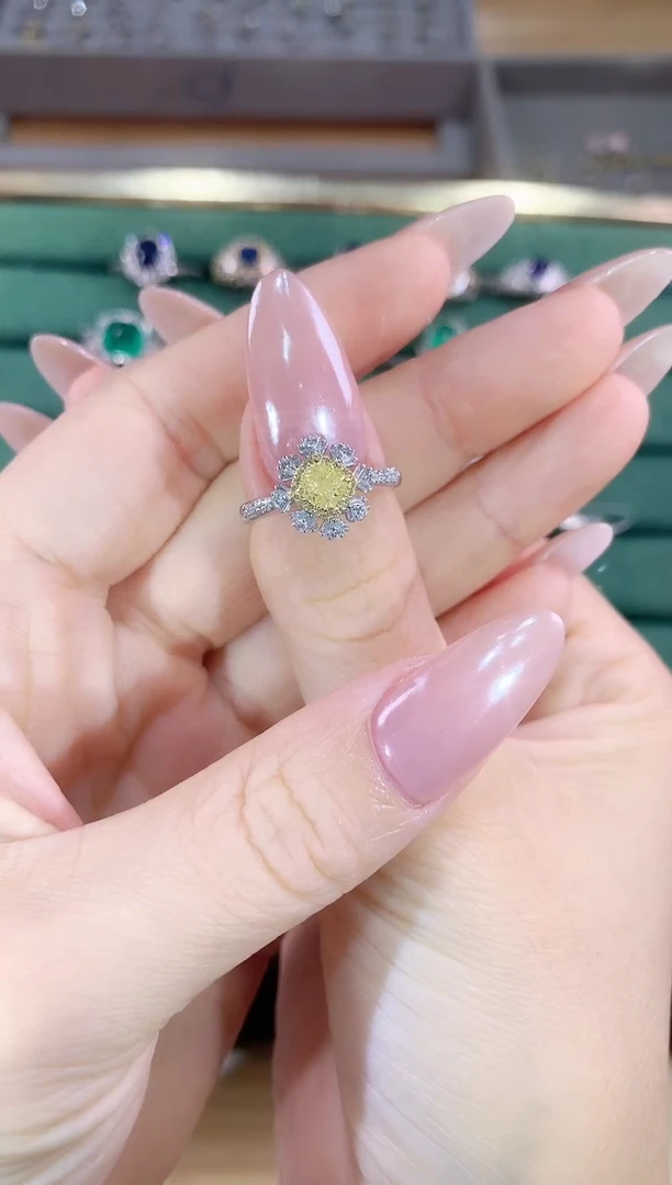 18K金镶嵌戒指钻石戒指