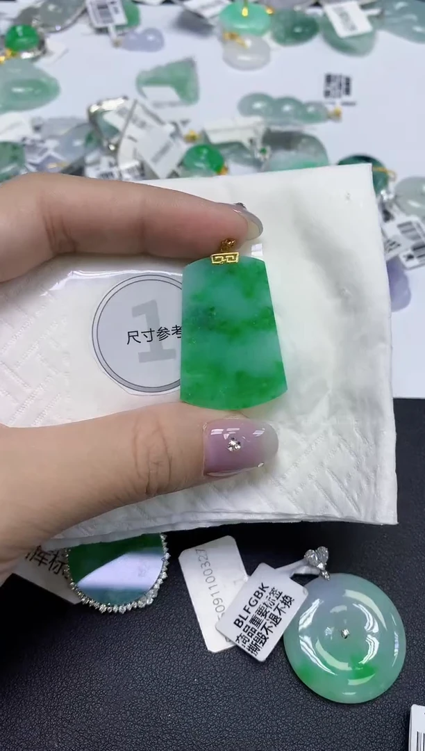 颈饰18K金镶嵌翡翠天然缅甸翡翠A货百元以上9元证书费自理