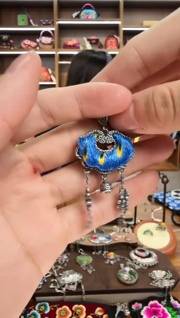 【闪购商品】织绣187蒙阿苏苗绣传承