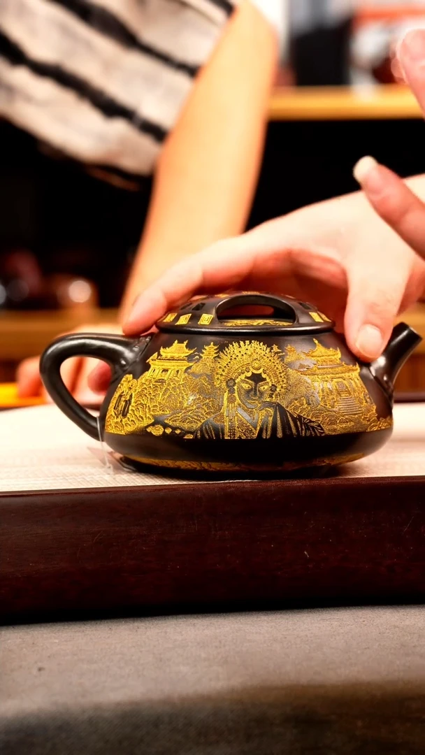 茶壶紫砂石黄 牛盖石瓢 霸王别姬 描金
