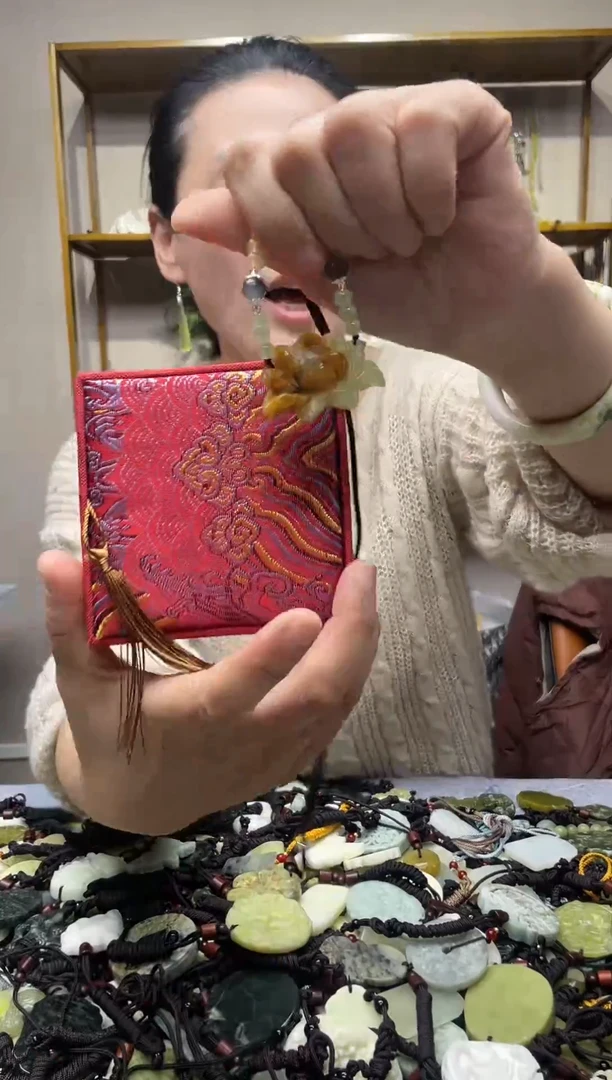 未镶嵌岫玉吊坠`