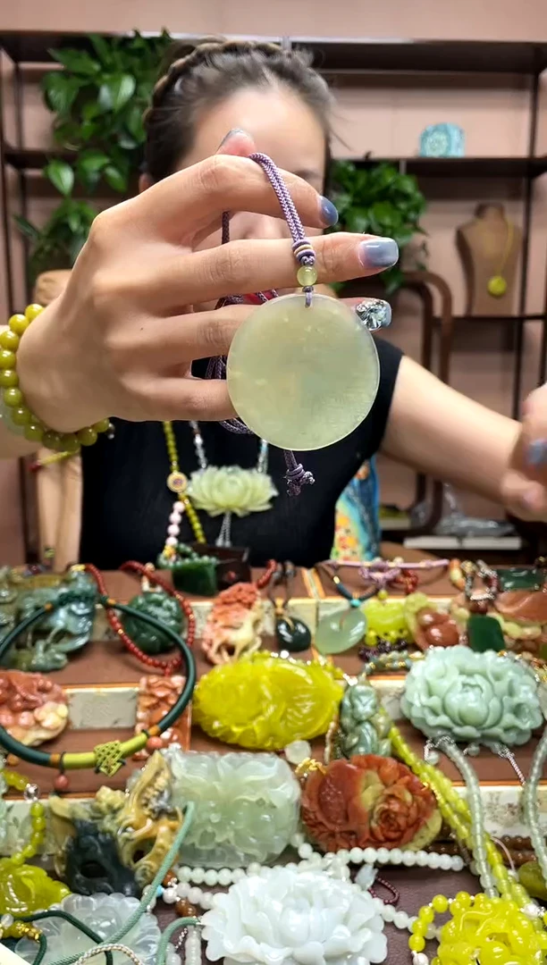 未镶嵌岫玉颈饰·