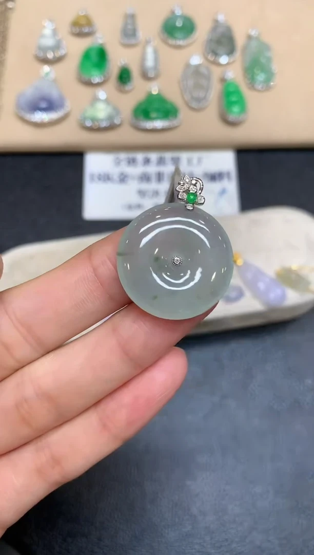 颈饰18K金镶嵌翡翠平安扣【无服务费