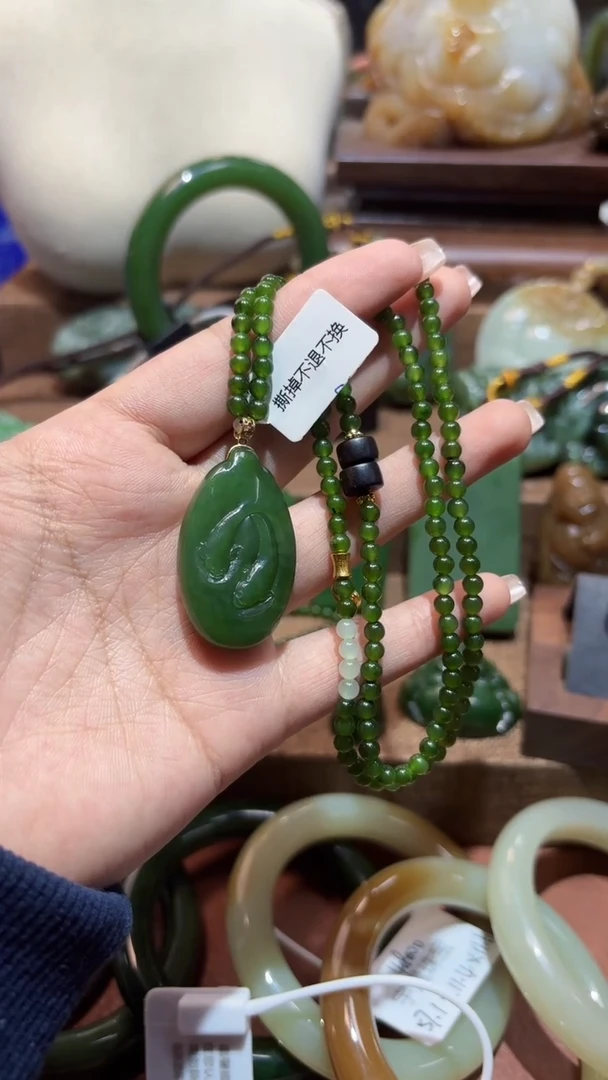 颈饰18K金镶嵌和田玉（碧玉）1