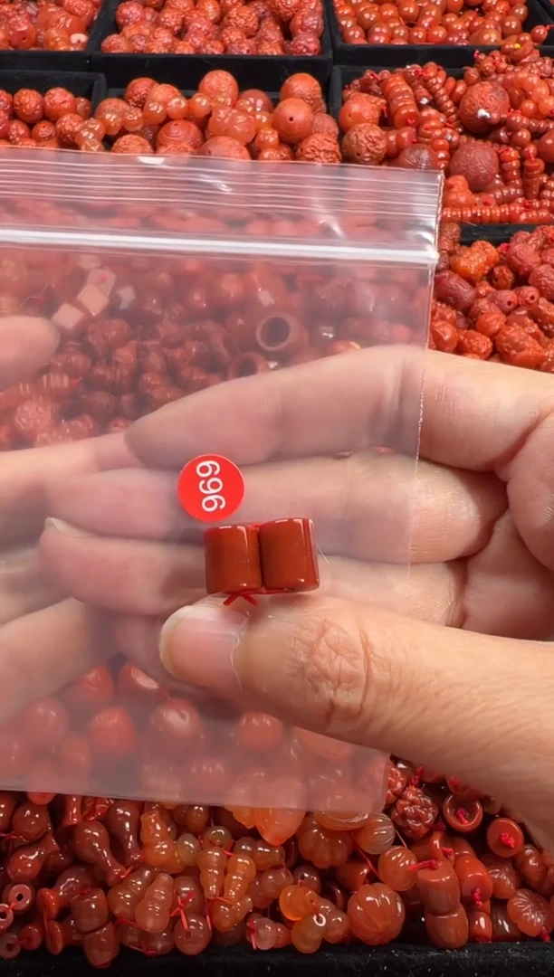 南红玛瑙未镶嵌颈饰1