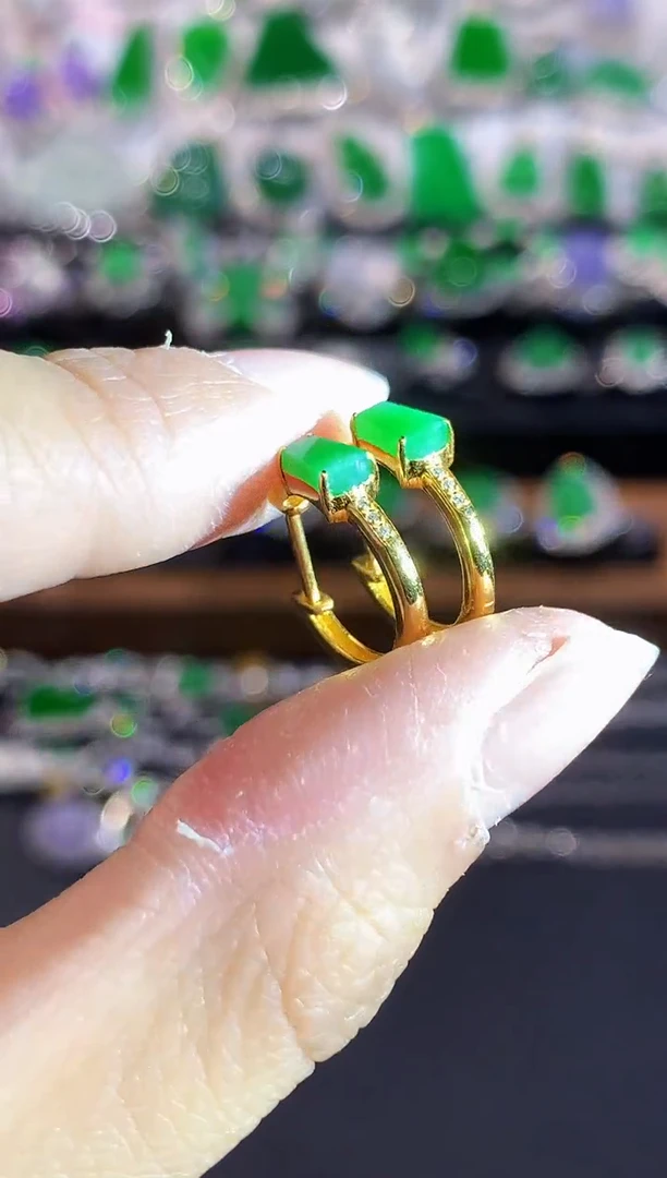 18K金镶嵌翡翠耳饰?****头L多样性发其一