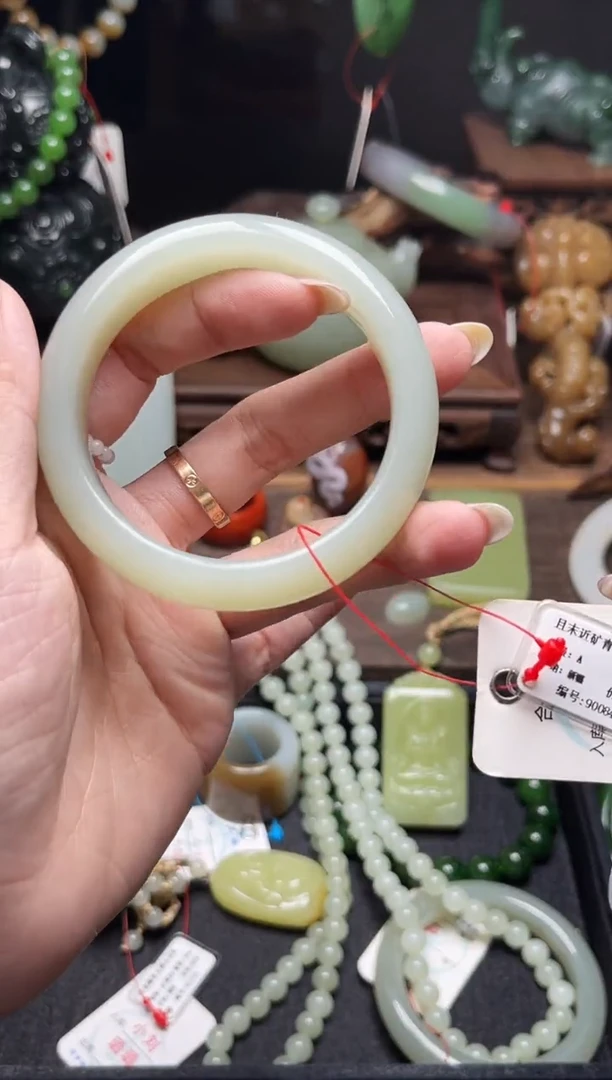 和田玉手镯未镶嵌且末青白 54圈9006494