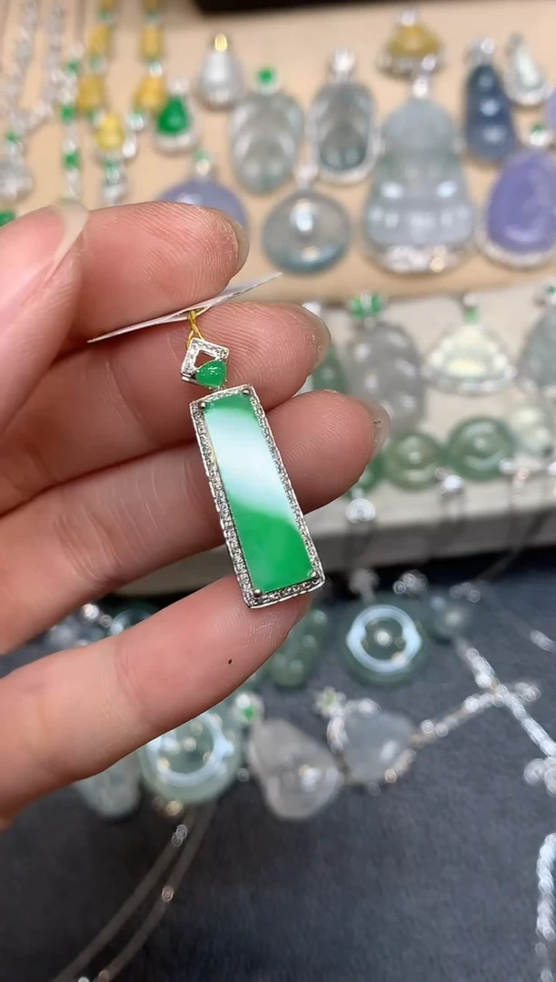 颈饰18K金镶嵌翡翠无事牌【无服务费