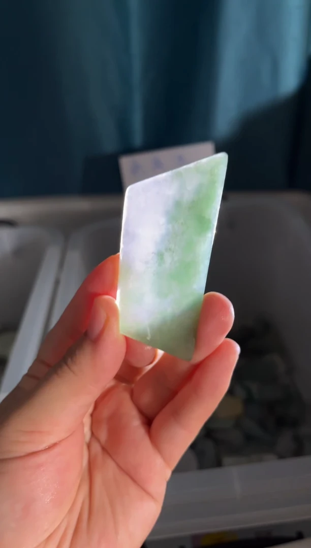 翡翠挂件未镶嵌翡翠