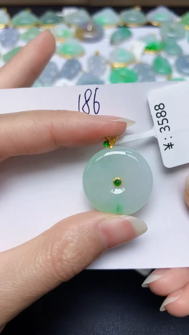翡翠18K金镶嵌颈饰 天然翡翠A货