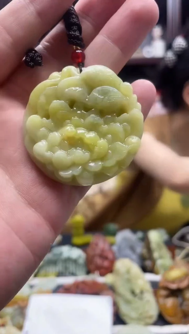 岫玉未镶嵌吊坠·