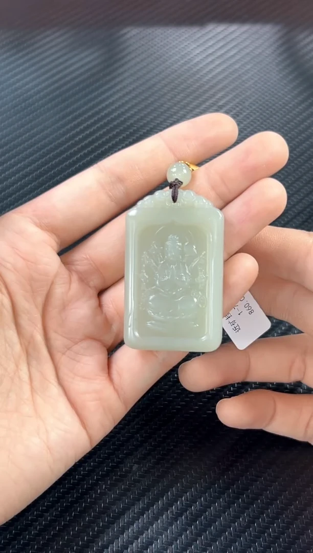 吊坠(赠链)未镶嵌和田玉且末微色差近矿K